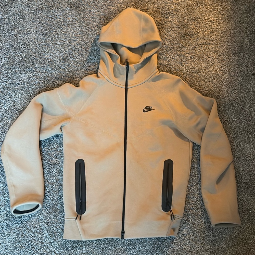 Beige Nike Tech - image 1